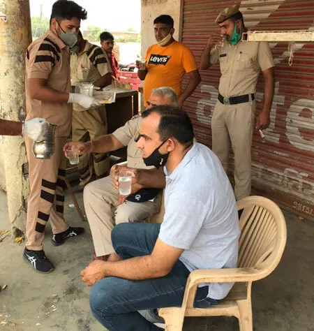 किनाला व दौलतपुर के सेवादारों ने पुलिस कर्मियों व चिकित्सकों को वितरित किये फल