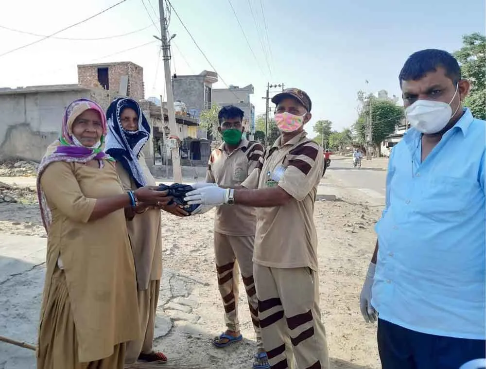 उकलाना ब्लॉक के शाह सतनाम जी ग्रीन एस के सेवादारों ने करोना वारियर्स व चिकित्सकों को किया सम्मानित