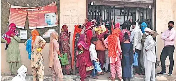 तपती गर्मी में पीएनबी के बाहर खड़े होने को मजबूर उपभोक्ता,सोशल डिस्टेंसिंग भी कोसों दूर