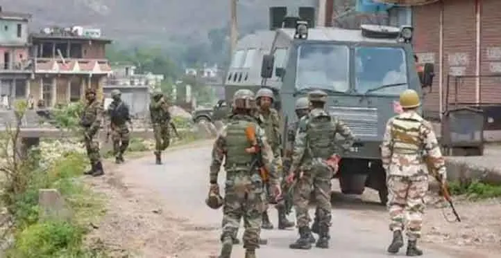 श्रीनगर में सुरक्षा बलों और आतंकवादियों के बीच मुठभेड़