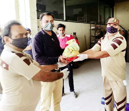 कोरोना वारियरर्स की सेवा का सम्मान सेवादारों ने भेंट किए फलाहार
