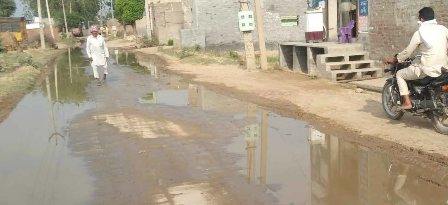 सड़क पर बह रहा नाली का पानी, राहगीर परेशान
