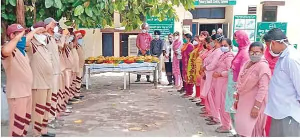 साध-संगत ने कोरोना योद्धाओं को बांटे फ्रूट, किया सैल्यूट