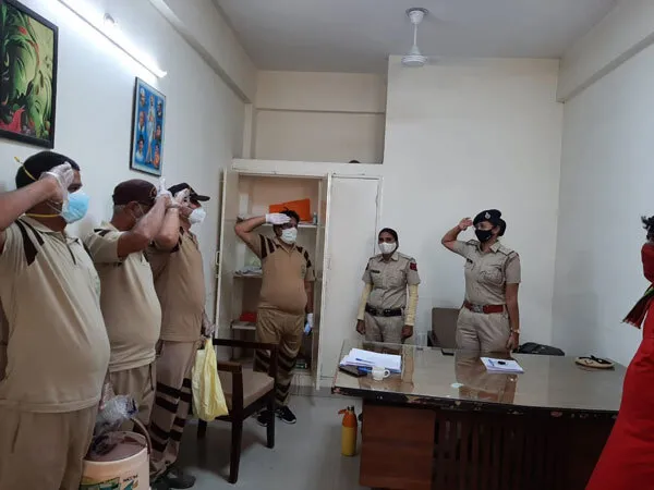 कोरोना से जंग: डेरा श्रद्धालु कोरोना वॉरियर्स को पिला रहे नींबू पानी, बढ़ा रहे इम्यूनिटी