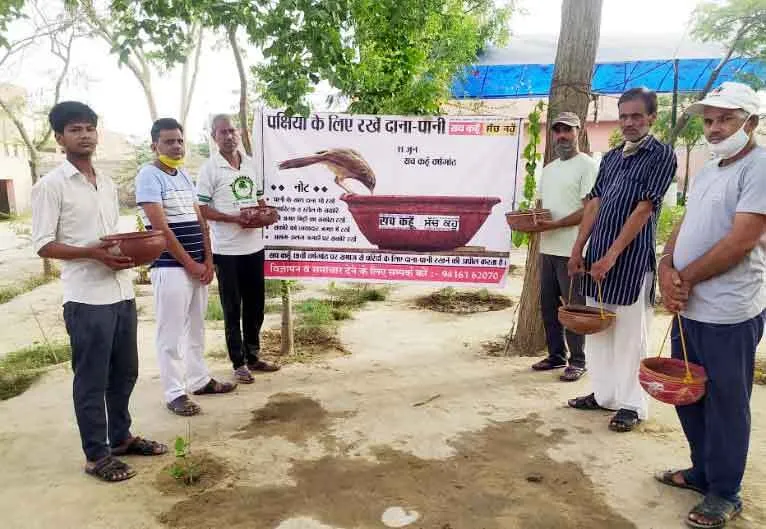 पाठकों ने पक्षियों के लिए पानी के सकोरे लगाकर व लड्डू बांटकर दी ‘सच-कहूँ’ को बधाई