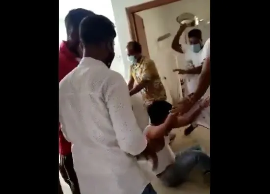 असम में भीड़ ने डॉक्टर पर किया हमला