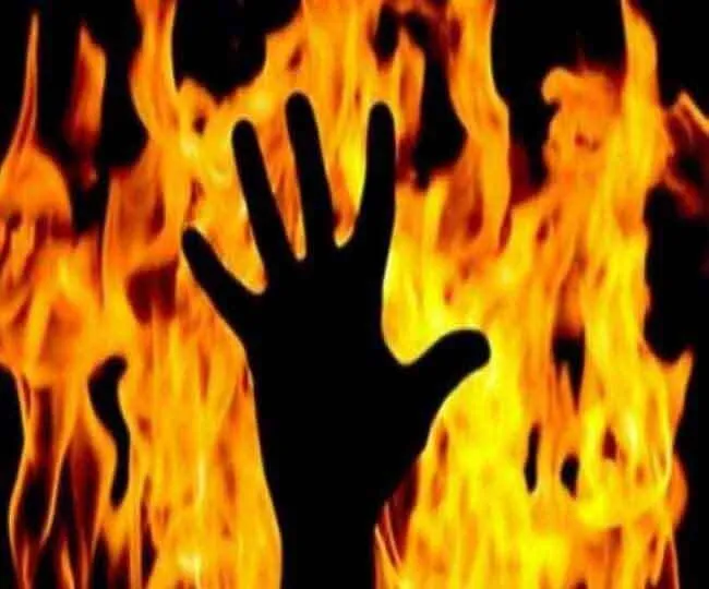 घर में सो रहे लोगों पर पेट्रोल फैंक कर जलाने का प्रयास