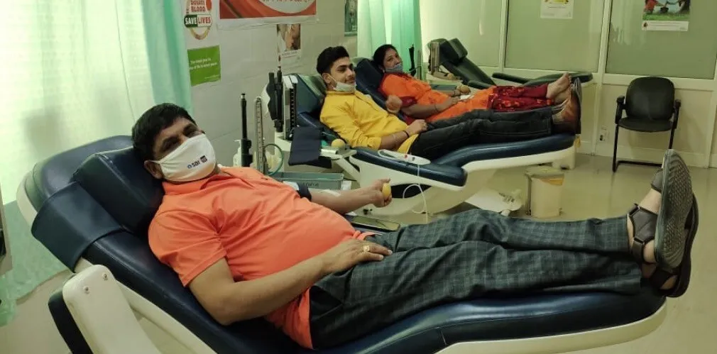 रक्तदान कर मनाई 25वीं सिल्वर जुबली मैरिज एनिवर्सरी