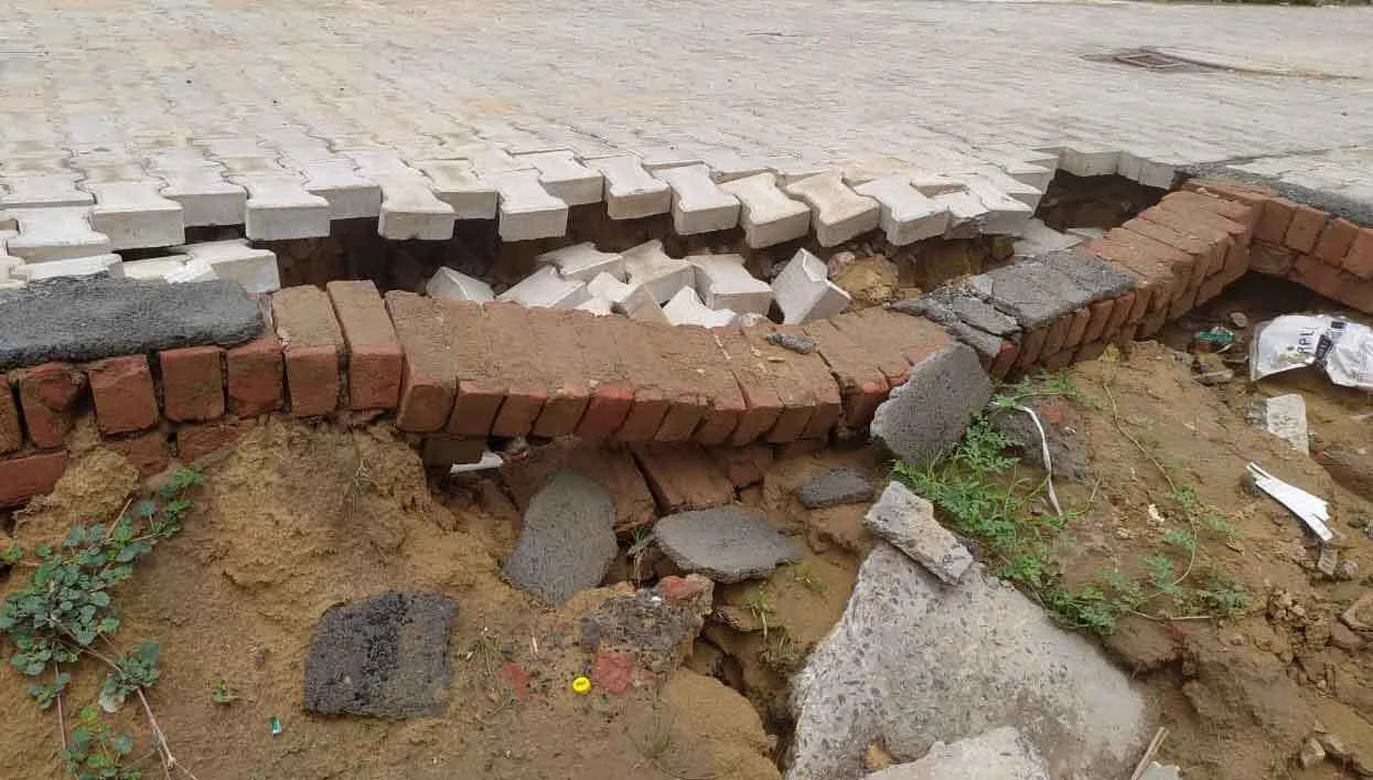 मिट्टी धंसने से डेढ़ साल पहले बनी गली लगी टूटने