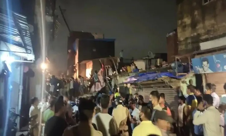 मुंबई: भारी बारिश के बाद गिरी 4 मंजिला इमारत, 11 की दर्दनाक मौत, 17 घायल