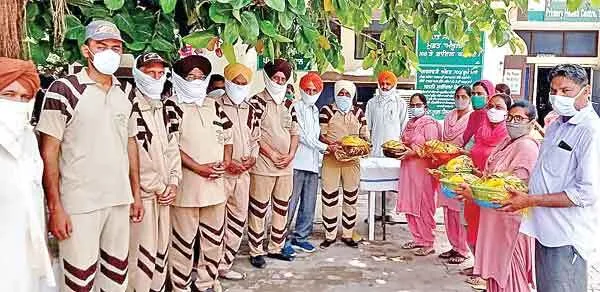 वो खून नहीं पानी है, जो मुश्किल में देश के काम न आए…
