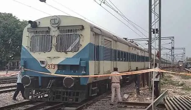 शंटिंग के दौरान ईएमयू पटरी से उतरी