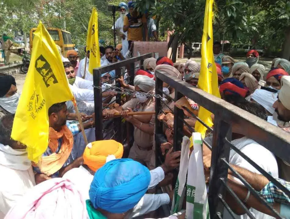 फूटा किसानों का गुस्सा : दीवारें कूदकर मीटिंग हॉल में पहुँचे किसान
