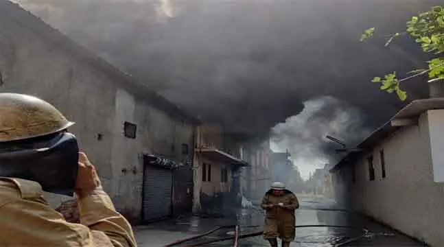 दिल्ली: जूता फैक्ट्री में लगी आग, दमकल विभाग आग बुझाने में जुटे