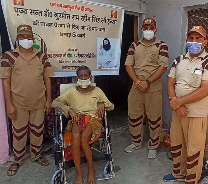 चलने-फिरने में लाचार बुजुर्ग को डेरा अनुयायियों ने दी व्हील चेयर