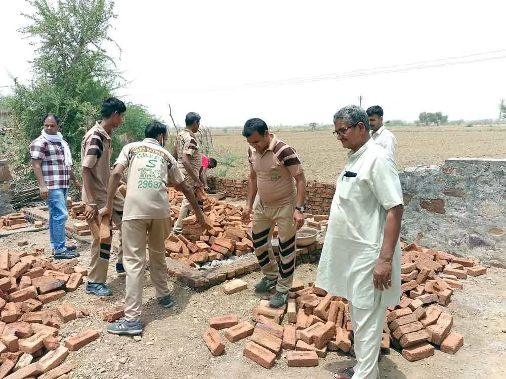 जरूरतमंद परिवार को बनाकर दिया आशियाना