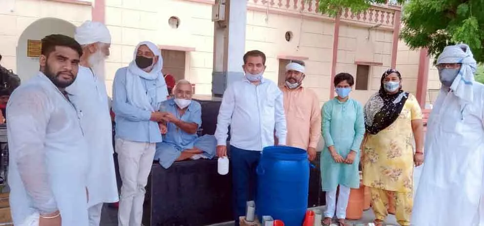 भीषण गर्मी में यात्रियों की प्यास बुझा रहे डेरा अनुयायी