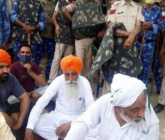खोरी गांव में पुलिस और ग्रामीण भिड़े, महापंचायत में नारेबाजी के बाद बिगड़ी स्थिति