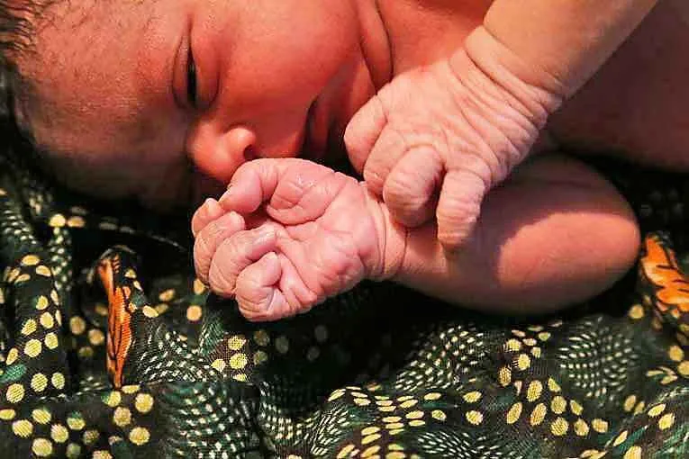 शर्मसार: नवजात को गेट के बाहर पालने में छोड़ गई माँ