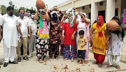 पेयजल से परेशान महिला शक्ति का टूटा सब्र, धड़ाधड़ फोड़े मटके