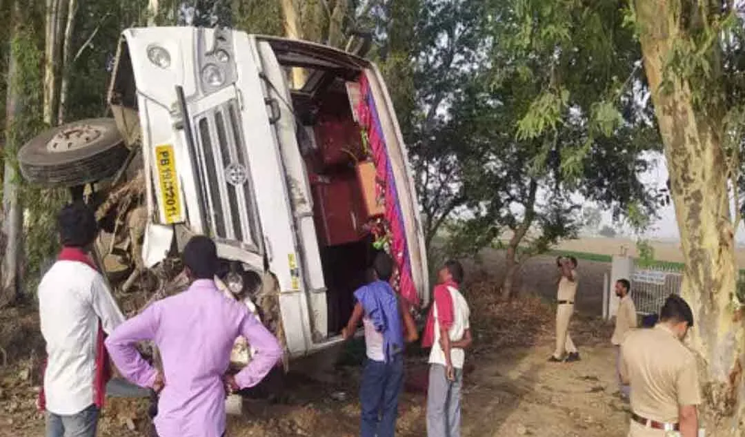 निजी बस पेड़ से टकराई, दो श्रमिकों की मौत, 15 घायल