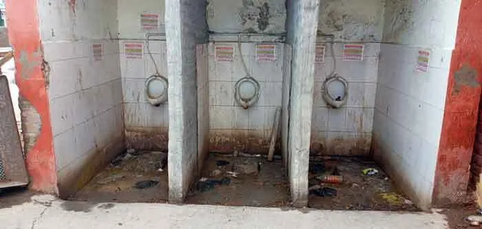 बीमारियों को दावत: सार्वजनिक शौचालय में गंदगी का अंबार