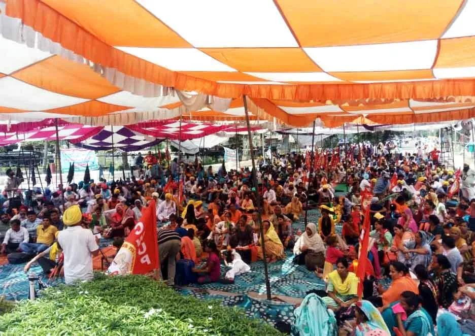 तंबू लगाने के दौरान पुलिस से हुई तकरार, पक्की सेवाएं करने की मांग