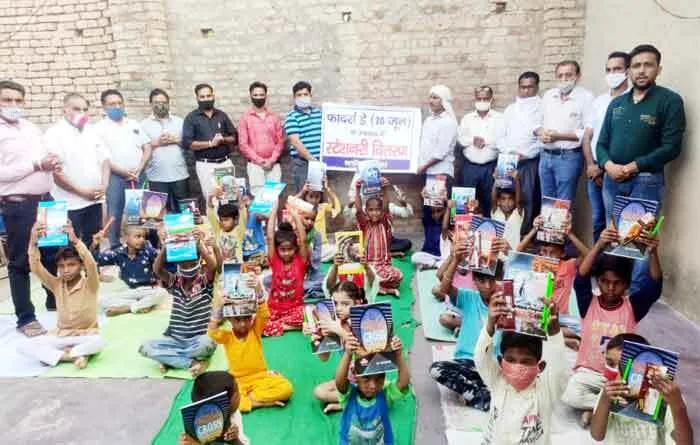 सरसा ब्लॉक के महिला व पुरुष सेवादारों ने बच्चों को बांटी स्टेशनरी और बिस्कुट