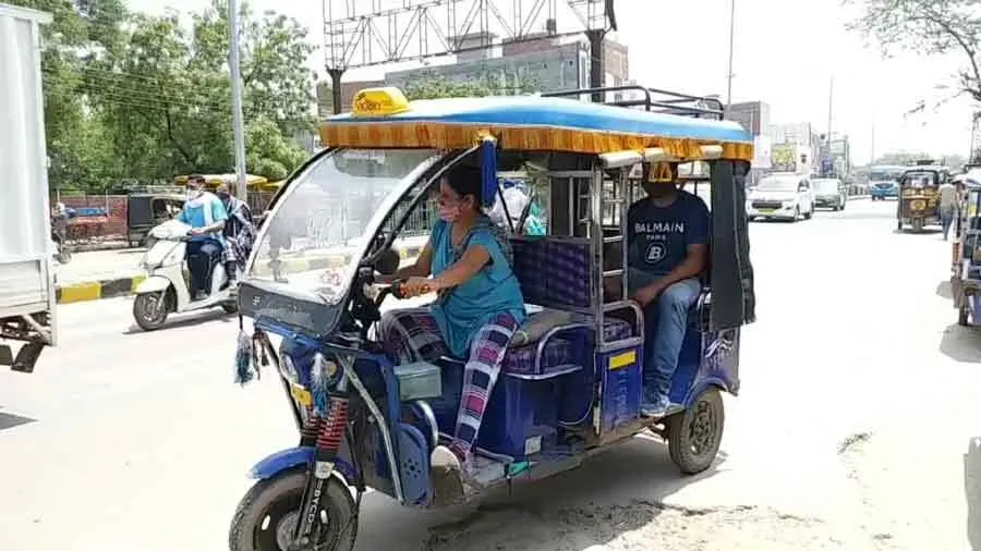 बेटियों के सपनों को पंख देने के लिए सविता ने थामा ई-रिक्शा का स्टेरिंग