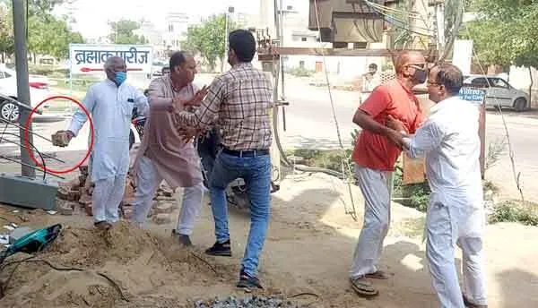 सभापति के साथ हाथापाई, ईंट मारने का प्रयास