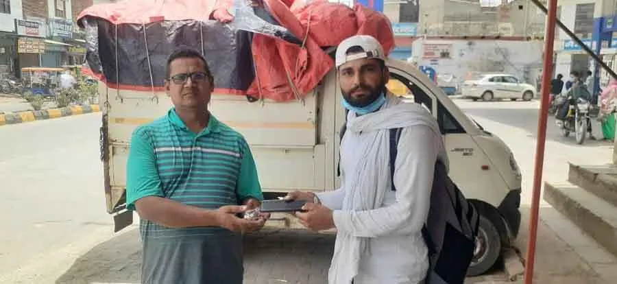असली मालिक को स्मार्ट फोन लौटाकर पेश की ईमानदारी
