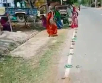 एमपी: सोशल डिस्टेंसिंग के लिए निकाला नायाब तरीका, स्वयं की जगह जूते चप्पलों को लगाया कतार में