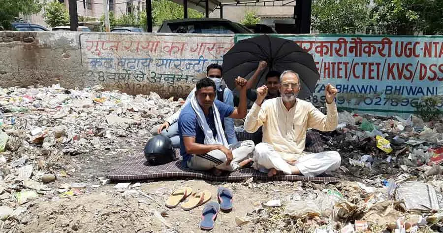 प्रशासन के स्वच्छता दावों की खुली कई, अनूठा विरोध कूड़े के ढेर पर जाकर बैठ गए जजपा पार्षद