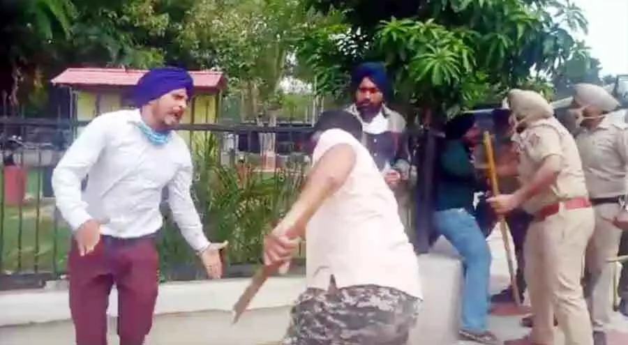 बेरोजगार अध्यापक बैठक करने की देते रहे दुहाई, पुलिस ने की लाठियों की बौछार