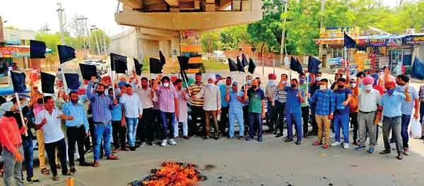 मांगों को लेकर सड़कों पर उतरे अध्यापक, काले झंडे उठाकर निकाला मोटरसाइकिल रोष मार्च