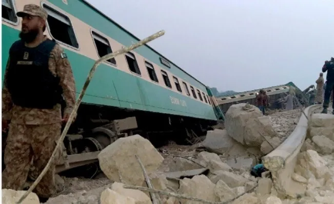 हादसा: पाकिस्तान में दो ट्रेनों की टक्कर, 30 लोगों की मौत