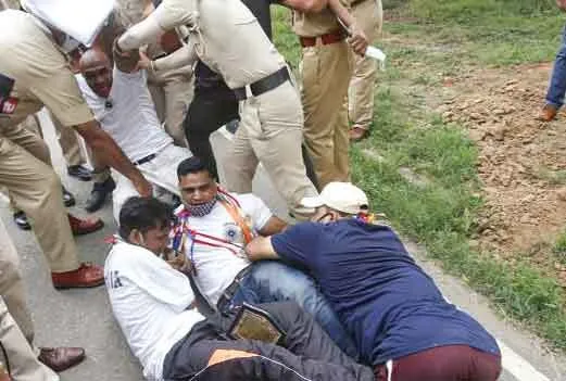 पुरुस्कार लौटाने गए दिव्यांग खिलाड़ियों को पुलिस ने घसीटा, धक्कामुक्की की