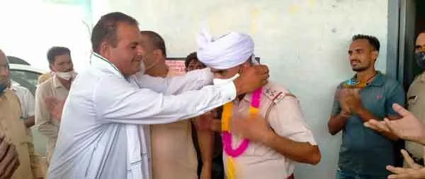 गांव अबूबशहर के पंचायत घर में ग्रामीणों ने सदर एसएचओ देवीलाल को किया सम्मानित