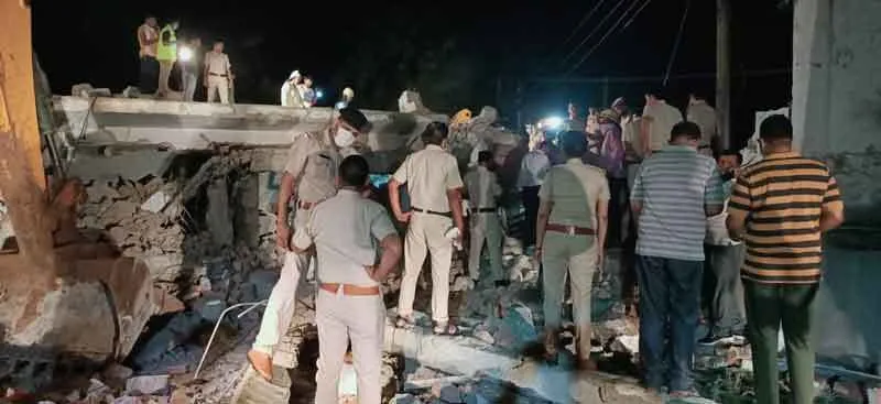 गुरुग्राम : बरसात के बीच गिरी 3 मंजिला इमारत, राहत और बचाव कार्य जारी