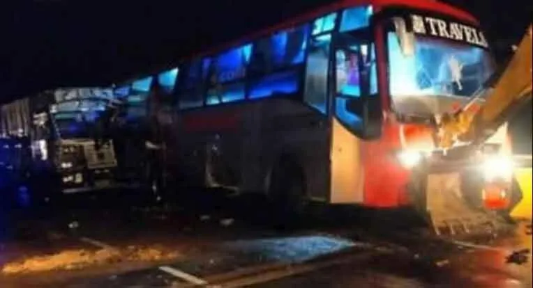 खड़ी बस में ट्रक ने मारी टक्कर, 19 मरे, कई घायल