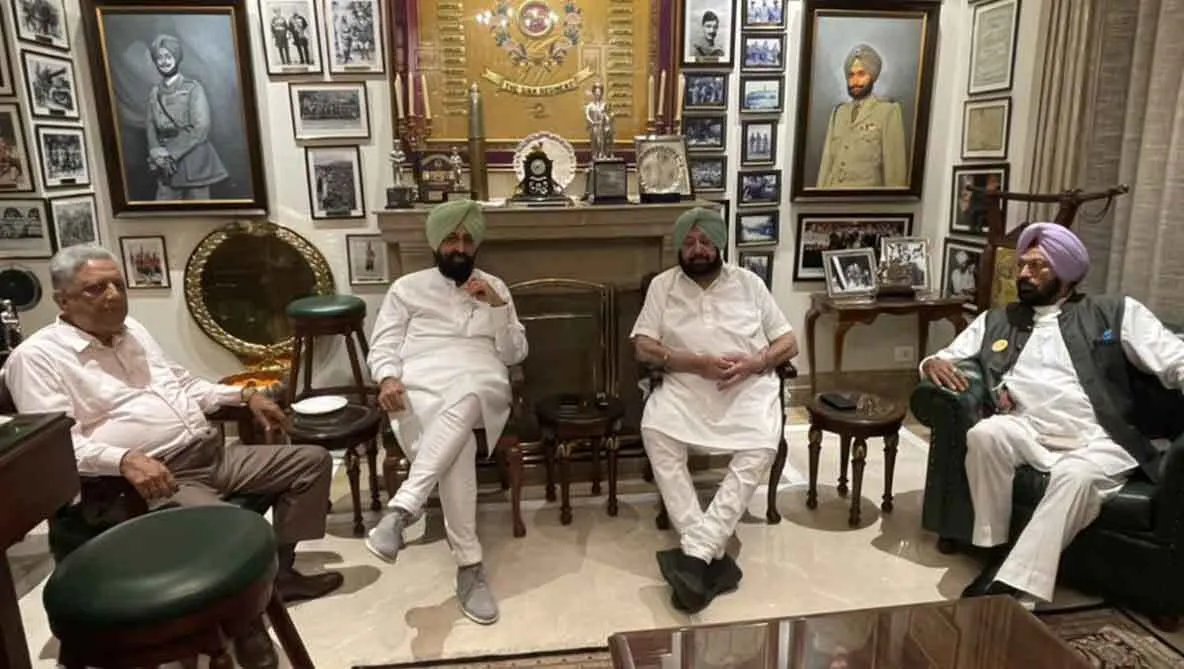 सिद्धू का पता काटने को कैप्टन ने चला नया पैंतरा, बाजवा से मिलाया हाथ