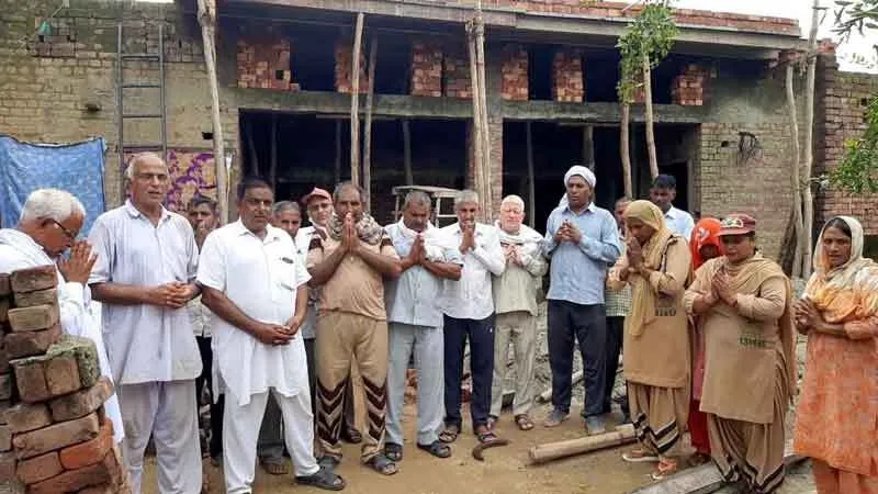 आशियाना मुहिम के तहत साध-संगत ने डलवाई मकान की छत