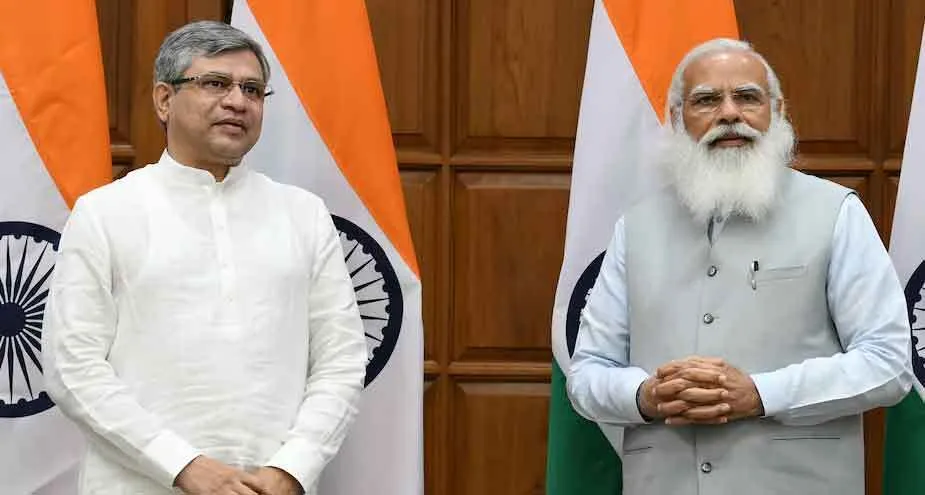 कभी थे वाजपेयी के निजी सचिव, आज पीएम मोदी के रेल मंत्री