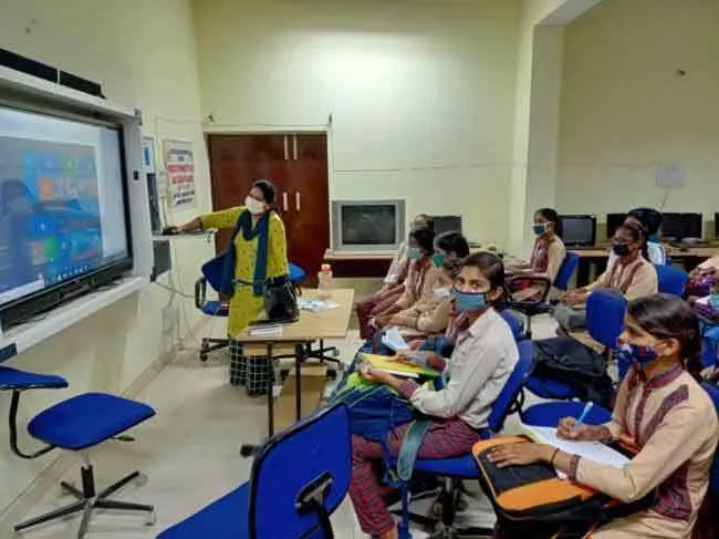 स्कूलों में बढ़ने लगी हाजरी