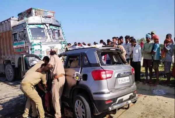 दु:खद: कार और ट्रक में टक्कर, 5 की मौत