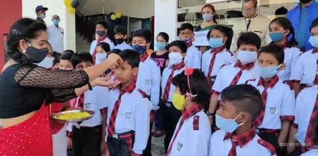 स्कूलों में लौटी रौनक, तिलक लगाकर किया बच्चों का स्वागत
