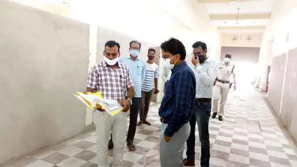 डीसी ने ईवीएम सेंटर का लिया जायजा