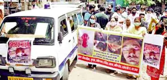 घायल को एंबुलेंस में लेकर एसपी कार्यालय, विधायक निवास पर पहुंचे परिजन