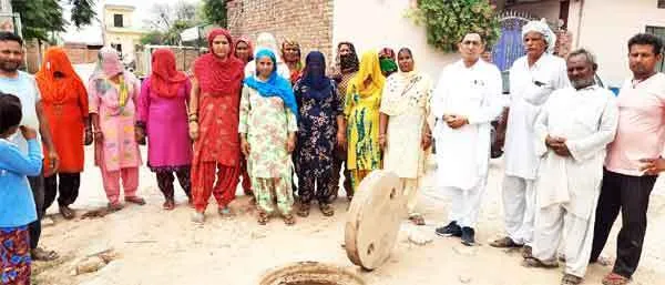 सरकार बेखबर, यहां गंदे पानी से प्यास बुझा रहे लोग