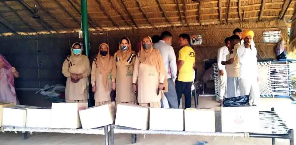 डेरा अनुयायियों ने 9 जरूरतमंद महिलाओं को दिया राशन